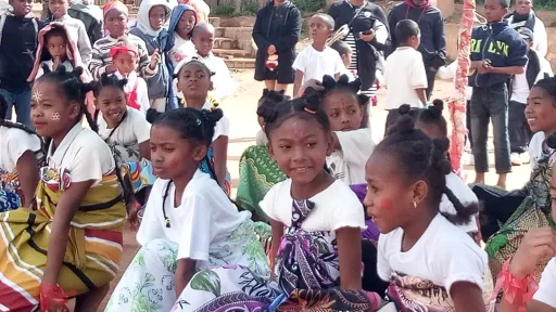 Des &eacute;l&egrave;ves grim&eacute;es et habill&eacute;es en costumes traditionnels 