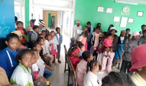 Eleves et parents de l'&eacute;cole en consultation au CHU de Fianarantsoa
